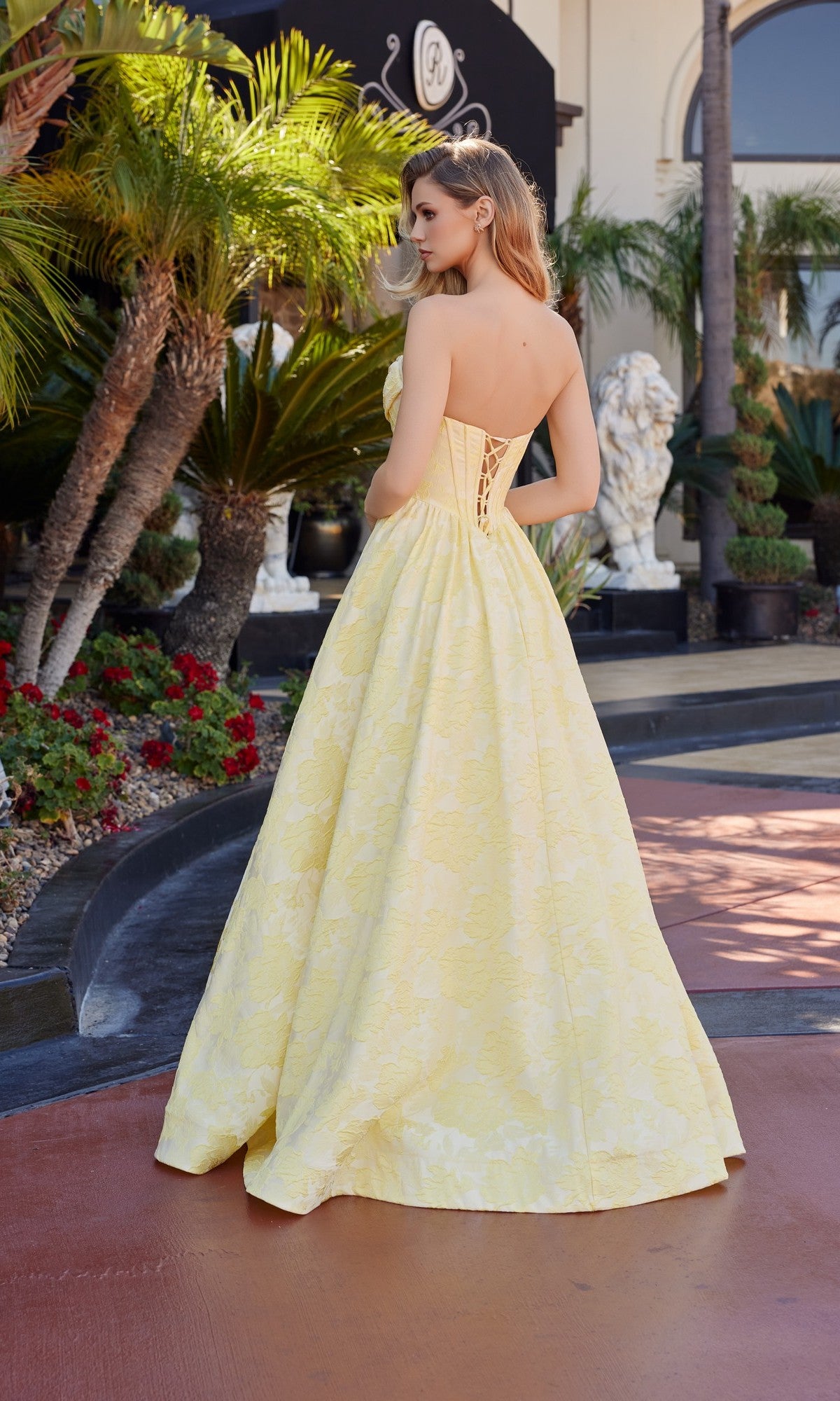 A woman in the Nox Anabel T1912 long prom dress.